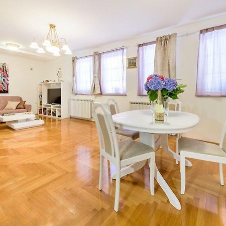 Central Apartment Smiley - Free Parking Zagreb Bagian luar foto