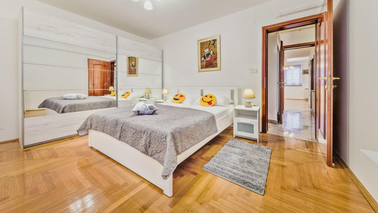 Central Apartment Smiley - Free Parking Zagreb Bagian luar foto